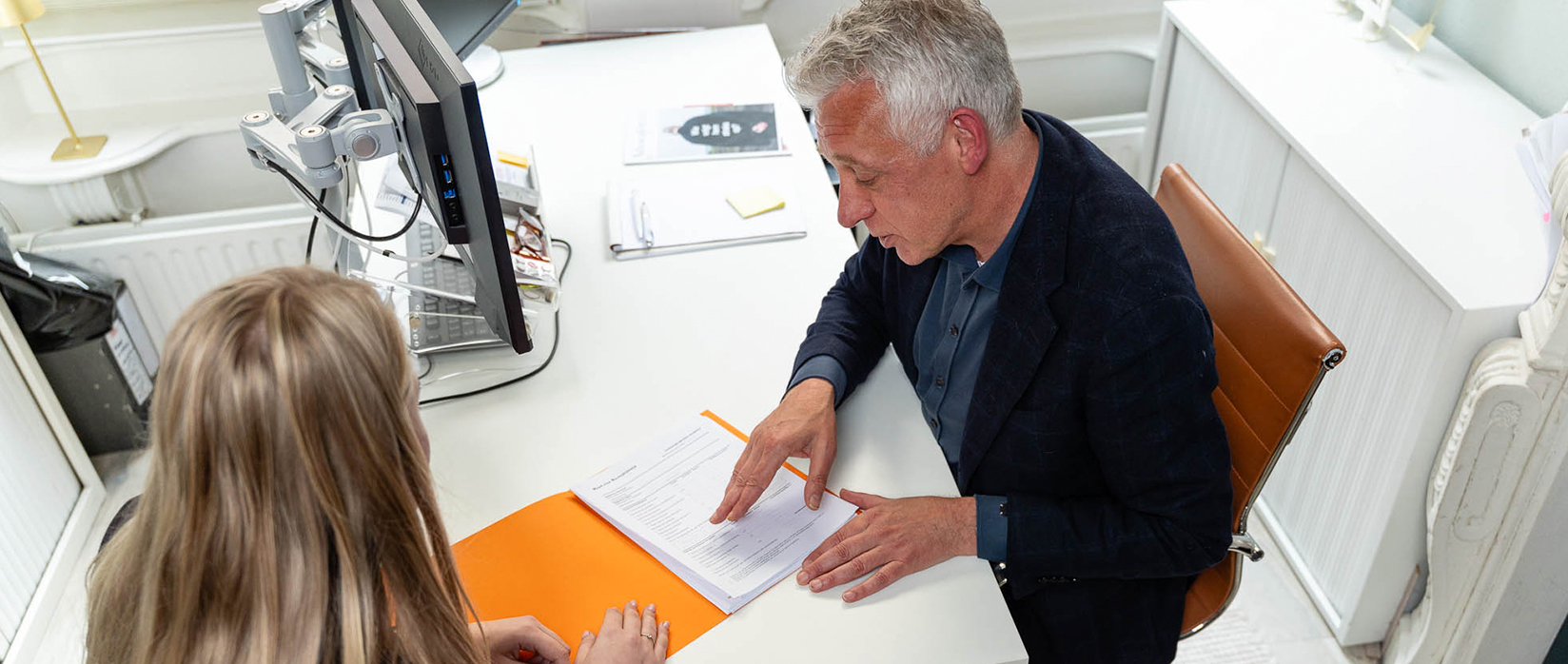 medewerkers aan buro met documenten