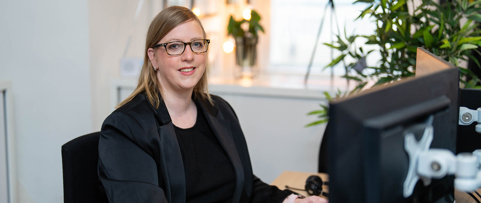 medewerker achter omputer